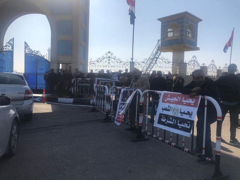 مصريون أمام مسجد المشير الذي يشهد صلاة الجنازة على مبارك مصريون أمام مسجد المشير شرقي القاهرة حيث تقام صلاة الجنازة