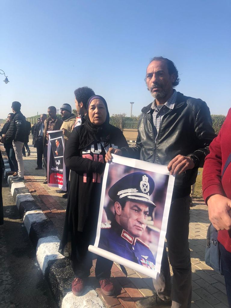 مصريون أمام مسجد المشير شرقي القاهرة حيث تقام صلاة الجنازة