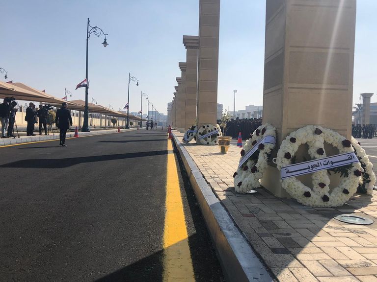 مصري يحمل صورة مبارك أمام المسجد الذي ستقام به صلاة الجنازة