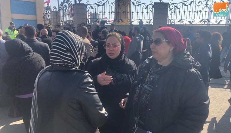 مصري يحمل صورة مبارك أمام المسجد الذي ستقام به صلاة الجنازة