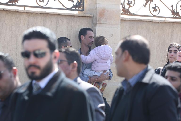 مصري يحمل صورة مبارك أمام المسجد الذي ستقام به صلاة الجنازة