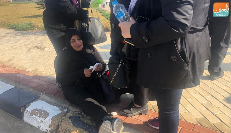 مصري يحمل صورة مبارك أمام المسجد الذي ستقام به صلاة الجنازة