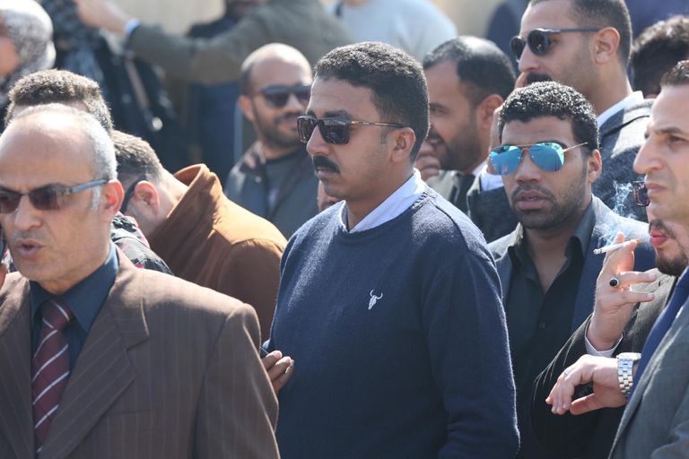 مصري يحمل صورة مبارك أمام المسجد الذي ستقام به صلاة الجنازة