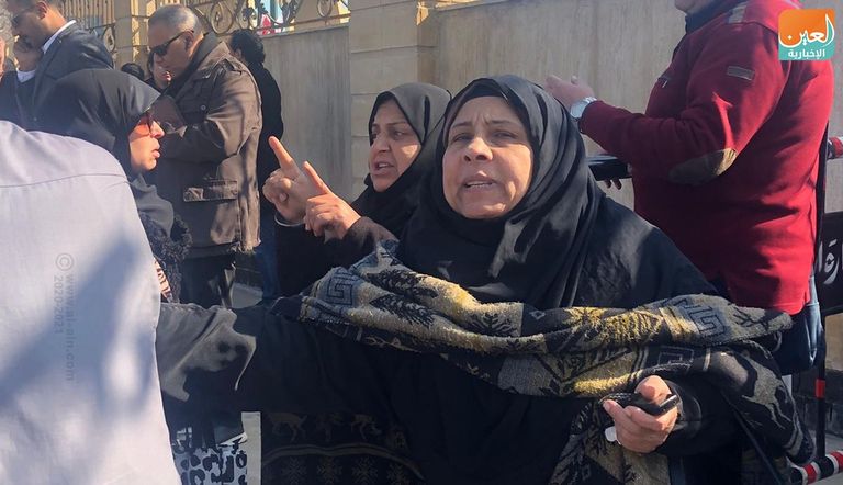 مصري يحمل صورة مبارك أمام المسجد الذي ستقام به صلاة الجنازة