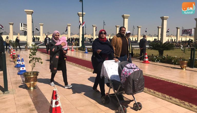 مصري يحمل صورة مبارك أمام المسجد الذي ستقام به صلاة الجنازة