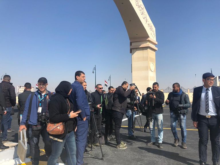 مصري يحمل صورة مبارك أمام المسجد الذي ستقام به صلاة الجنازة