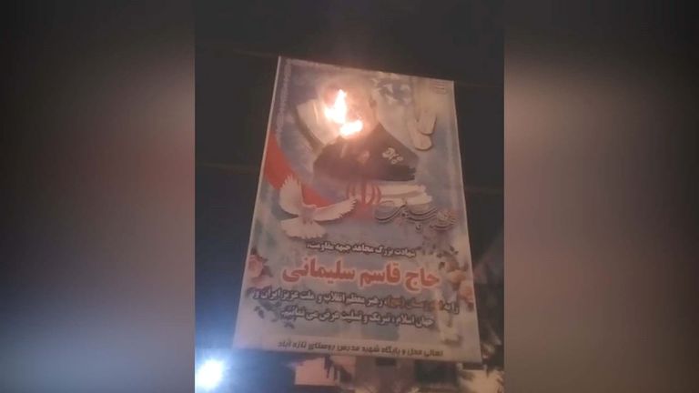 تمزيق صورة لسليماني في إحدى المدن الإيرانية