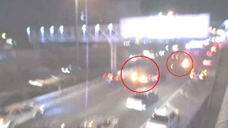 تمزيق صورة لسليماني في إحدى المدن الإيرانية