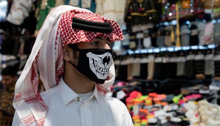 كويتي يرتدي كمامة في إطار مواجهة انتشار فيروس كورونا في الكويت