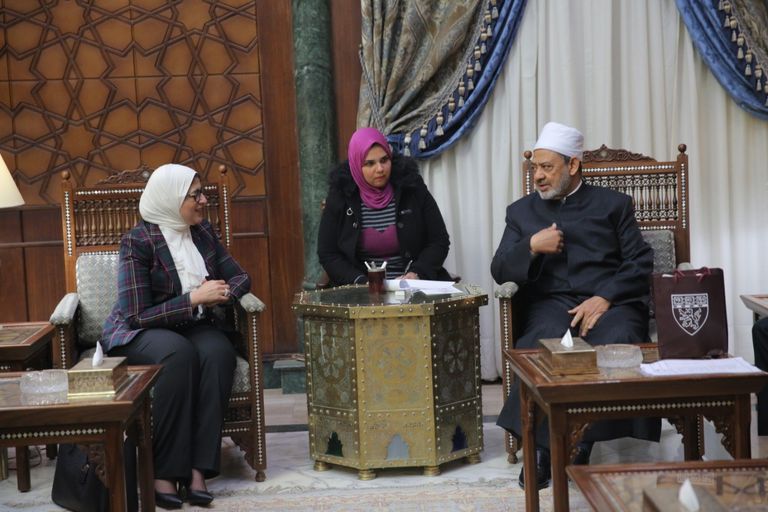 شيخ الأزهر يتوسط وزيرة الصحة المصرية والدكتور أجاي سنج