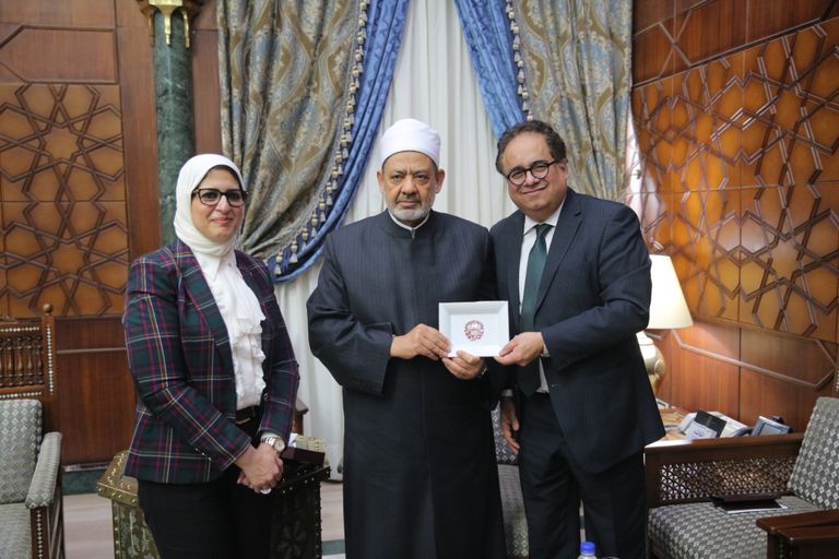 شيخ الأزهر يتوسط وزيرة الصحة المصرية والدكتور أجاي سنج