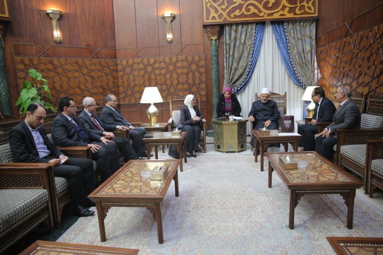 شيخ الأزهر يتوسط وزيرة الصحة المصرية والدكتور أجاي سنج