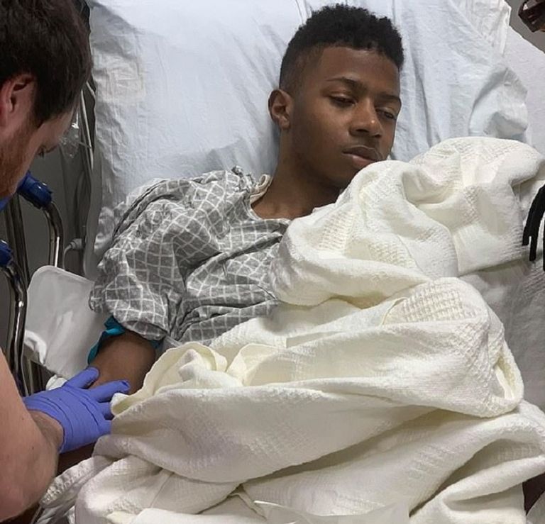 الطالب الأمريكي أثناء خضوعه لأشعة