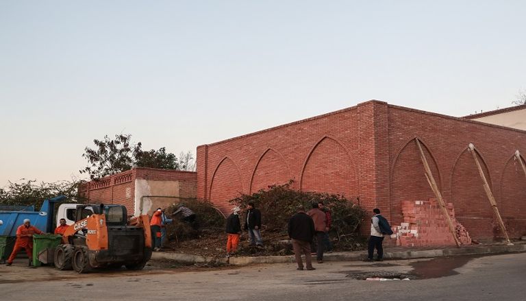 عمال البلدية يقومون بتطهير حديقة صغيرة بجانب أحد المقابر حيث من المتوقع دفن الرئيس المصري الراحل حسني مبارك مقابر عائلة الرئيس المصري الأسبق حسني مبارك