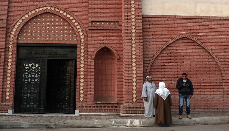 عمال البلدية يقومون بتطهير حديقة صغيرة بجانب أحد المقابر حيث من المتوقع دفن الرئيس المصري الراحل حسني مبارك مقابر عائلة الرئيس المصري الأسبق حسني مبارك