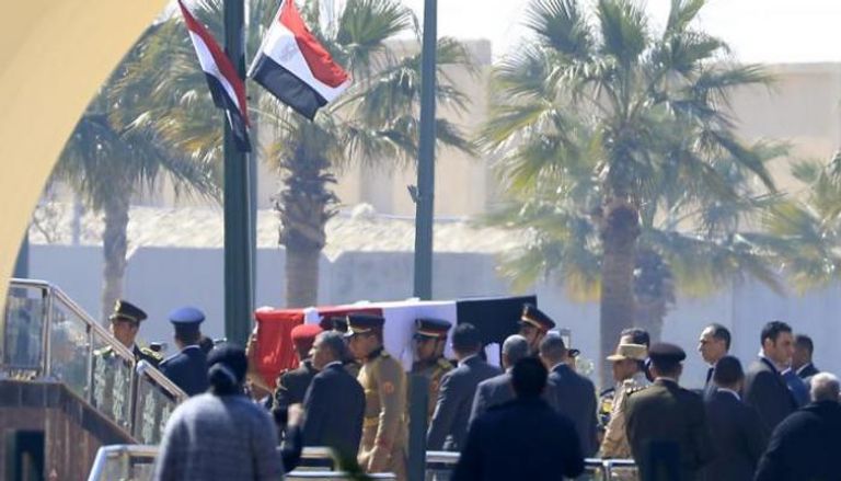 جثمان الرئيس الأسبق مبارك خلال الجنازة