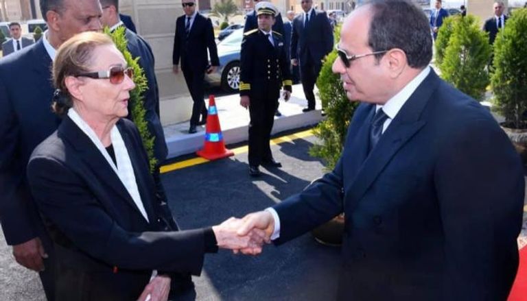الرئيس السيسي يقدم العزاء لقرينة مبارك