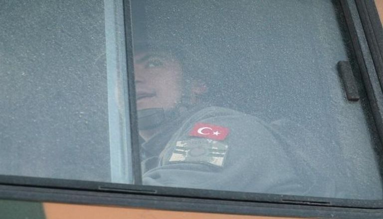 جندي تركي في إحدى المدرعات العسكرية في إدلب - رويترز 