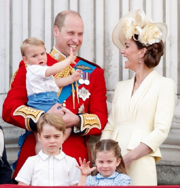 ويليام وكيت ميدلتون بصحبة أطفالهما الثلاثة الأمير جورج والأميرة شارلوت