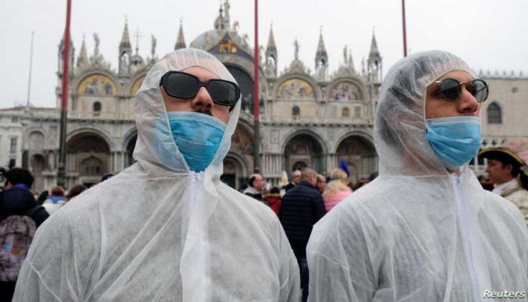سياح يضعون الأقنعة الطبية في أحد مهرجانات البندقية