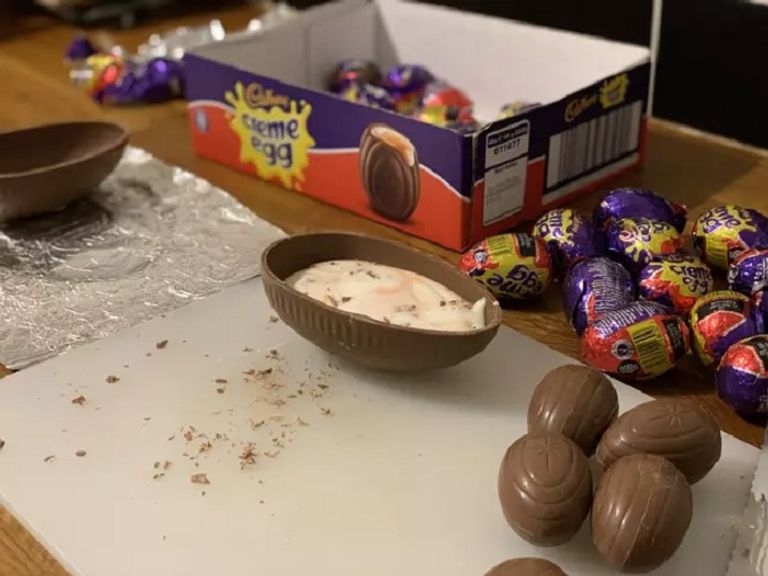 شكولاتة كادبوري كريم إيج والبيضة العملاقة الاسكتلندي براين هاجادون مع بيضة الشوكولاتة العملاقة