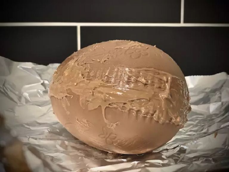 الشكولاتة العملاقة بعد حشوها وغلقها الاسكتلندي براين هاجادون مع بيضة الشوكولاتة العملاقة