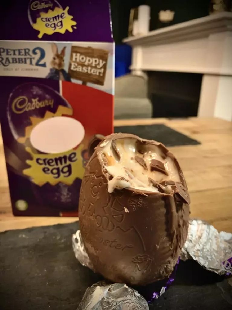 الشكولاتة العملاقة بعدما قضمها براين الاسكتلندي براين هاجادون مع بيضة الشوكولاتة العملاقة