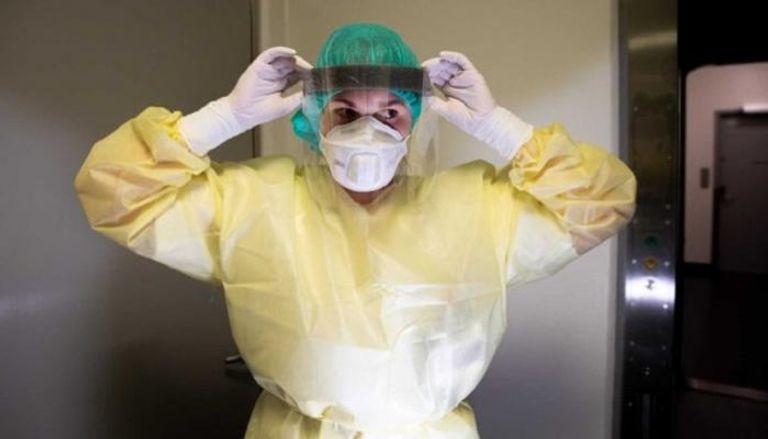 طبيبة تستعد لفحص إحدى الحالات المشتبه إصابتها بفيروس كورونا الجديد