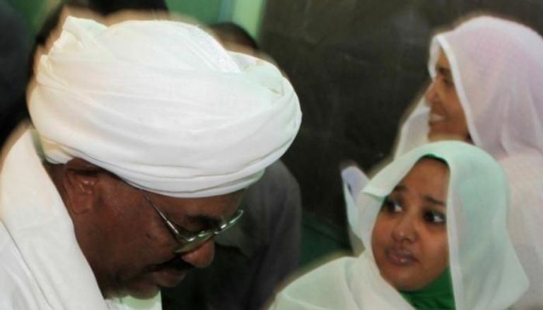 الرئيس السوداني المعزول عمر البشير وزوجته وداد بابكر