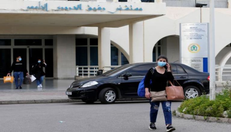 لبنانية ترتدي قناعا خارج مستشفى رفيق الحريري