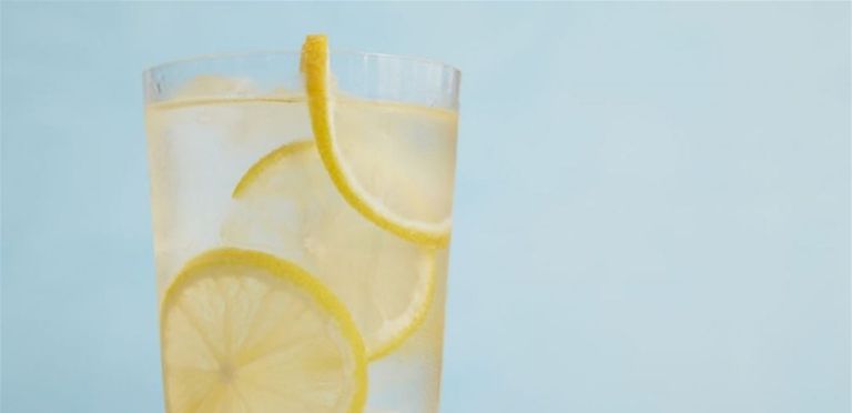 ماء الليمون لعلاج تورم اللثة أسباب تورم اللثة وعلاقته بآلام المعدة ووصفات طبيعية للعلاج