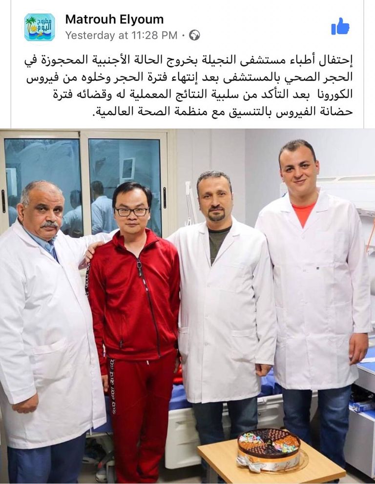 أطباء المستشفى يحتفلون بخروج