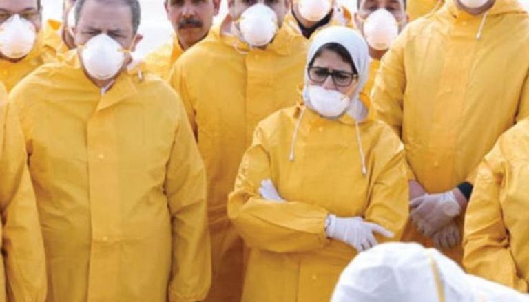 أطباء المستشفى يحتفلون بخروج