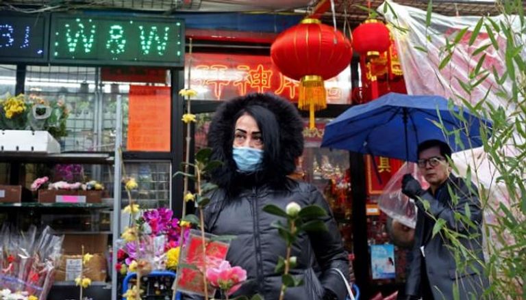 سيدة ترتدي قناعا في أحد الأحياء الصينية بنيويورك - سي إن بي سي