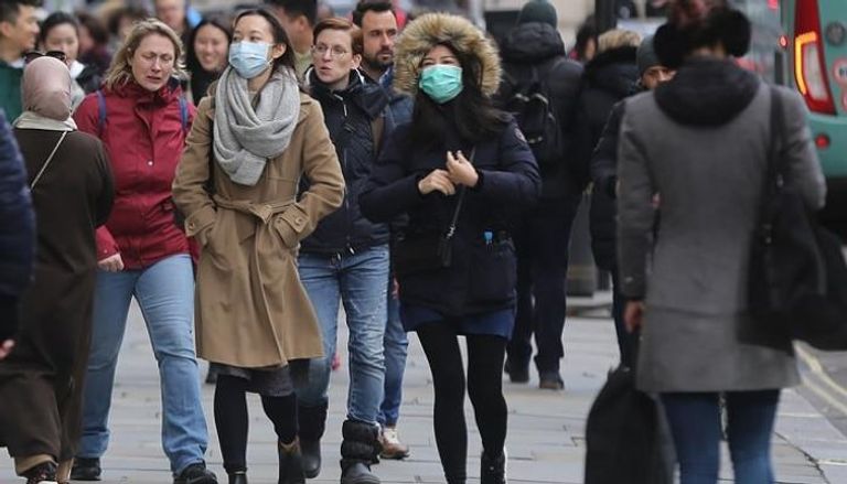 مواطنون يرتدون كمامات بسبب مخاوف فيروس كورونا