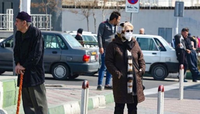 إيرانية ترتدي كمامة خشية تفشي فيروس كورونا في البلاد