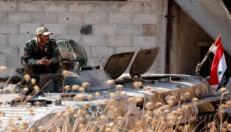 جندي بالجيش السوري في خان شيخون - رويترز 