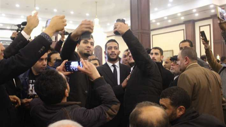 التقاط صور سيلفي مع الفنان المصري محمد رمضان من داخل عزاء الرئيس المصري الأسبق محمد حسني مبارك الفنان المصري محمد رمضان في عزاء الرئيس الأسبق محمد حسني مبارك