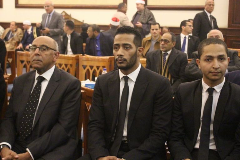 شيخ الأزهر يقدم واجب العزاء لجمال مبارك