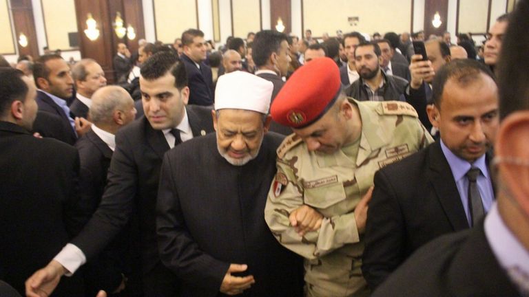 شيخ الأزهر يقدم واجب العزاء لجمال مبارك