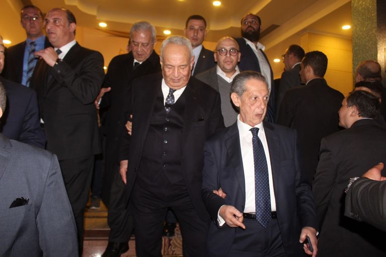 شيخ الأزهر يقدم واجب العزاء لجمال مبارك