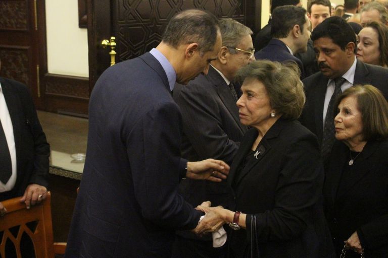 شيخ الأزهر يقدم واجب العزاء لجمال مبارك