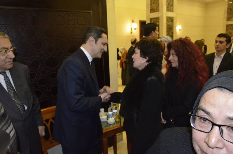 شيخ الأزهر يقدم واجب العزاء لجمال مبارك