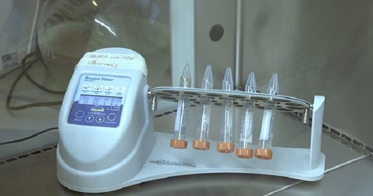 جزء من الاختبارات على القناع الجديد الذي يمكنه اكتشاف كوفيد-19 خلال ساعات القناع يخضع لاختبارات لإثبات قدرته على اكتشاف