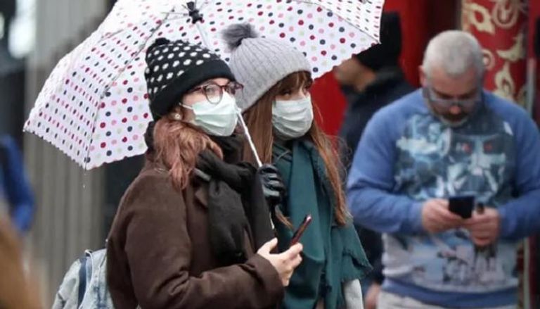 أشخاص يرتدون أقنعة في لندن خوفا من فيروس كورونا الجديد