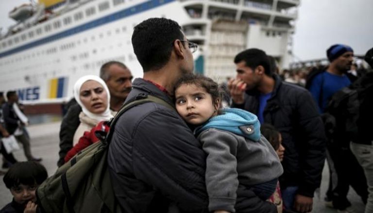 أسرة سورية تحاول اللجوء إلى أوروبا- أرشيفية