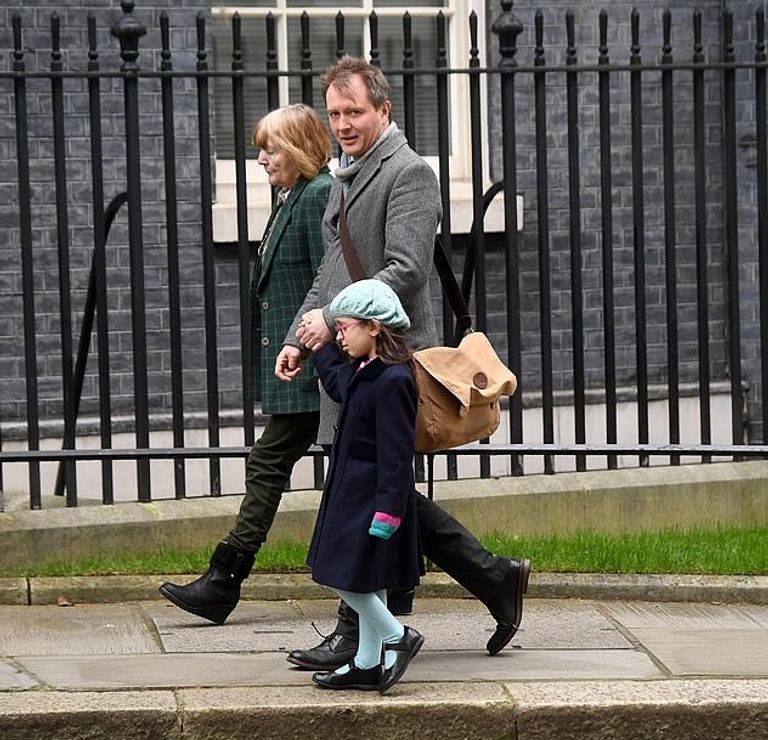 السجينة البريطانية نازانين زاخاري مع أسرتها