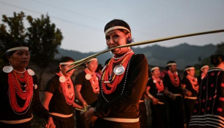 نساء قبيلة "جونج وانج بونيو" يرقصن حول النار لمباركة المحاصيل الزراعية