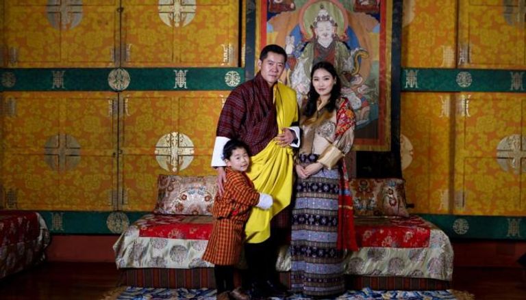 ملك وملكة بوتان وطفلهما الأول في أحدث ظهور لهم