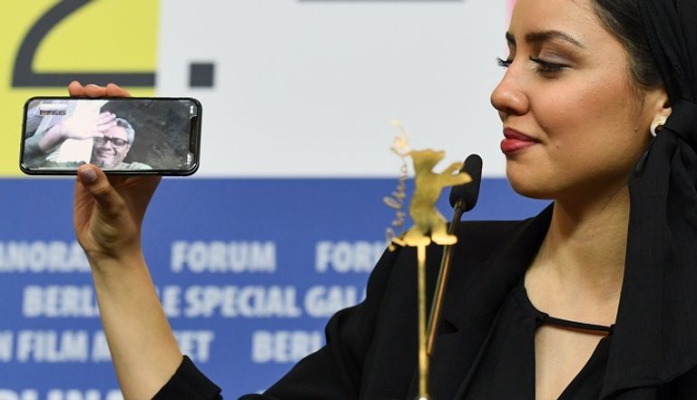 ابنة المخرج الإيراني محمد رسولوف تتسلم الجائزة